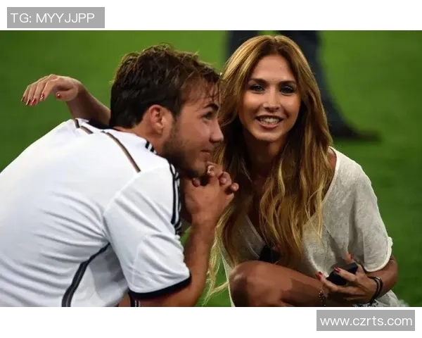 足球明星们的幸福瞬间定格在镜头中展现生活的美好与激情